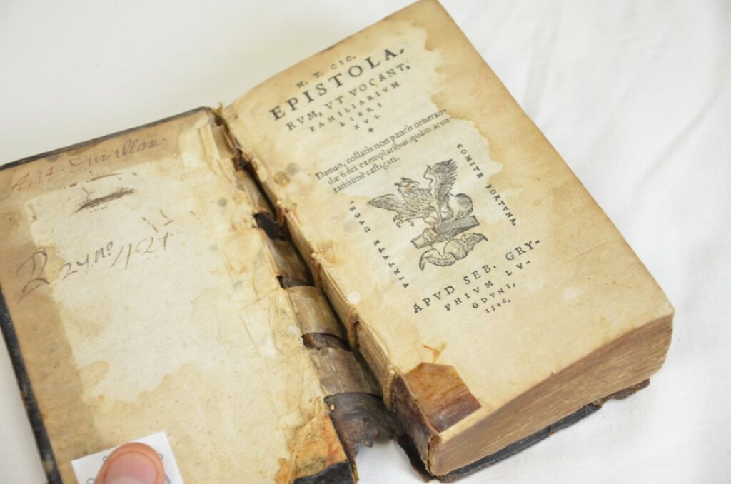 Page de titre et bloc-livre qui se détache de la reliure : nerfs sectionnés au niveau de la charnières et décollage du dos. Page de titre et bloc-livre qui se détache de la reliure : nerfs sectionnés au niveau de la charnières et décollage du dos.