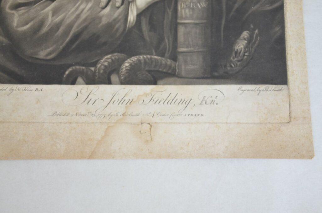 Vue de détail des altérations du papier.